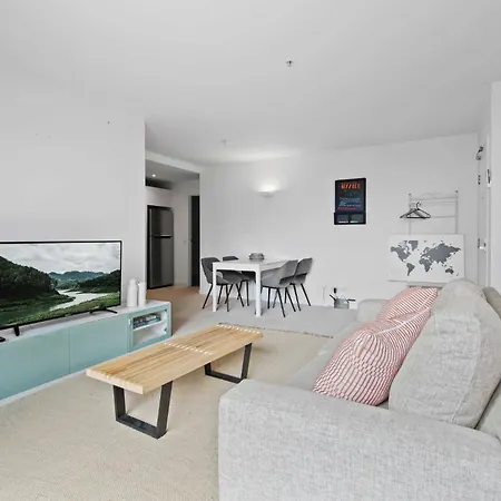 Modern 1-Bed City Apartment With Pool And Gym Melbourne Exterior photo