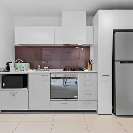 Modern 1-Bed City Apartment With Pool And Gym Melbourne Exterior photo