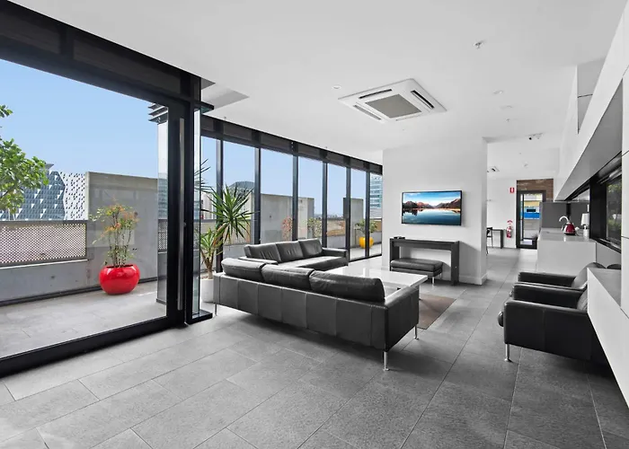 Modern 1-Bed City Apartment With Pool And Gym